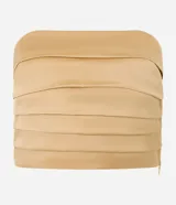 Blusa cropped color beige de satén con escote strapless, diseño con pliegues horizontales y cierre lateral con cremallera invisible.