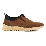Zapato de vestir negro, tipo mocasín, sin cordones, con elásticos laterales y suela gruesa.