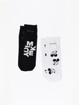 Pack de dos pares de medias de algodón, uno negro con el contorno de la cara de Mickey Mouse en blanco y otro blanco con la cara de Mickey Mouse en negro.