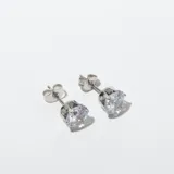 Par de caravanas de acero plateado con circonia cúbica transparente engarzada.