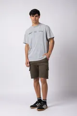 Bermuda cargo negra de gabardina con spandex, con bolsillos amplios con broche metálico, cintura con pasadores y etiqueta tejida VCP.