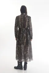Vestido midi camisero de gasa con estampado animal print de leopardo, cuello camisero, manga larga con puños abotonados, cierre frontal con botones y forro interior en la falda.