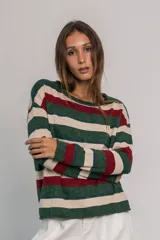 Buzo de corte relajado con diseño a rayas horizontales en verde, beige y rojo.