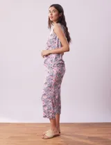 Conjunto de pijama marca René Rofé, compuesto por remera de tejido soft estampado con escote en V y botones, y pantalón capri con cintura elastizada.