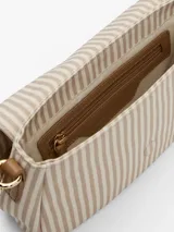 Cartera de hombro Tommy Hilfiger con rayas verticales beige y blancas, logo dorado en el frente, correa de mano marrón y correa bandolera ancha color beige.