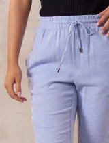 Pantalón de lino color celeste, marca Cable & Gauge. Tiene pretina ancha elastizada con lazo de ajuste, bolsillos delanteros y botamanga.