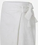 Pollera midi recta color blanco, de laise con bordados geométricos y lazo en la cintura.