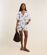 Short de viscolino con cintura elástica y estampado de palmeras.