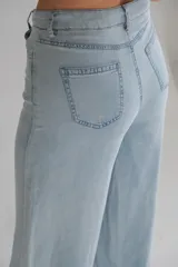 Pantalón de jean celeste claro, de corte ancho y tiro alto.