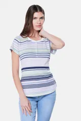 Remera de manga corta con botones, con rayas horizontales en tonos beige, azul, rosa y gris.