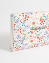 Billetera rectangular de cuerina color negro con solapa y broche metálico.