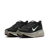 Championes de running Nike Vomero 18, color negro con detalles en blanco.