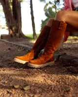 Bota alta de cuero negro con suela track y cierre lateral.