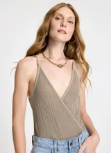 Body de punto color beige con hilos metálicos, escote en V cruzado y tirantes finos.