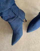 Bota plateada de caña alta con efecto arrugado y taco aguja.