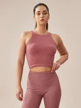 Top gris oscuro de lycra acanalada, corte cropped y cuello redondo.