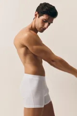 Pack de tres calzoncillos tipo trunk blancos de punto elástico con costuras planas, cintura elástica, piernas cortas y parte delantera forrada. Confeccionados con tecnología Lycra® Xtra Life™.