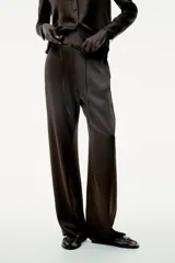 Pantalón de tiro alto confeccionado en tejido satinado color marrón chocolate, con cintura ajustable con lazada y pernera recta.