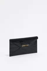Monedero negro de Bimba y Lola con textura brillante tipo piel de cocodrilo y estructura blanda. Tiene logo metálico dorado, cierre con botón de presión e interior con logo grabado.