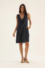 Vestido azul marino de lino, corte recto, sin mangas, con escote en V con volados y cordón ajustable.