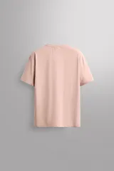 Remera deportiva color rosa claro, de tejido técnico ligero y elástico con estructura. Cuello redondo, manga corta, costuras planas y logo estampado.