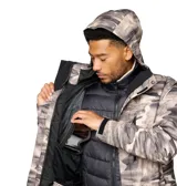 Campera Columbia Whirlibird V con estampado abstracto en tonos grises y beige. Cuenta con tecnología Omni-Tech™ impermeable y transpirable, forro termorreflectante Omni-Heat™ y aislamiento Thermarator™. Posee capucha ajustable, ventilación en las axilas, faldón cortaviento, múltiples bolsillos y sistema de intercambio con cremallera.