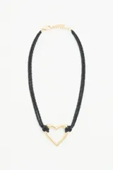 Collar con cordón negro trenzado y dije de corazón dorado.