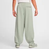 Pantalón largo Nike Club Ft Oversized de hombre, color verde claro, con cintura elástica y logo pequeño bordado en blanco.
