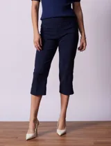 Pantalón capri azul marino de gabardina elastizada marca Ruby Rd, con pretina ancha elastizada, bolsillos delanteros simulados y bolsillos traseros aplicados.