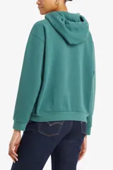 Buzo hoodie verde con logo de Levi's bordado en el pecho, bolsillo tipo canguro y cordón ajustable en la capucha.