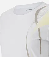 Remera deportiva blanca de microfibra con mangas cortas y estampado de ondas verticales en tonos gris y amarillo.