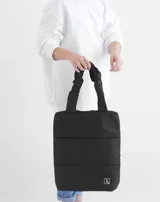 Bolso tote negro acolchado con doble asa de hombro.