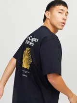 Remera negra de algodón con cuello redondo, corte holgado y manga corta. Estampa en la espalda con dibujo de una almeja amarilla y texto en blanco.