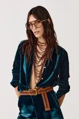 Camisa de manga larga, color verde azulado (teal), confeccionada en terciopelo de seda y viscosa. Presenta cuello camisero clásico y botones de nácar. El corte es ligeramente más largo en la espalda.