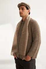 Bufanda unisex con flecos, confeccionada en lana fina sin teñir, con diseño pata de gallo en tonos beige y marrón.