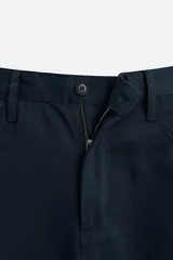 Pantalón azul marino de corte recto, confeccionado en tejido de algodón y lyocell. Cuenta con bolsillos delanteros y traseros.
