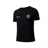 Remera negra de manga corta con cuello redondo. Logo del Inter de Miami estampado en el pecho y en la manga.