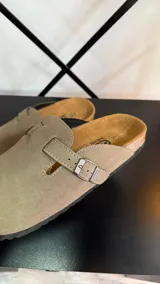 Zuecos color beige con hebilla lateral ajustable y plantilla anatómica.
