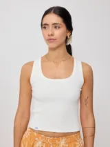 Musculosa blanca de algodón con textura acanalada.