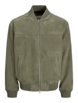 Campera bomber verde militar de imitación ante, con cuello estilo baseball, cierre con cremallera y bolsillos frontales con cierre de cremallera.