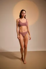 Bombacha vedetina color rosa con brillos.