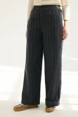 Pantalón de lino azul con finas rayas verticales color beige, corte palazzo y cintura alta.