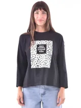 Remera negra de manga larga con estampado frontal que incluye un patrón de leopardo en blanco y negro, y un recuadro negro con texto en blanco que dice "FIERCE, POWERFUL, UNSTOPPABLE WOMAN".