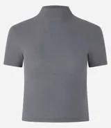 Remera marrón de ribana con cuello alto y mangas cortas.