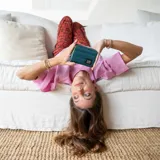 Billetera corta con cierre alrededor y tapa, confeccionada en tela capitoneada. Incluye varias reparticiones con tarjeteros y bolsillos internos, y una correa de mano desmontable. Disponible en negro, rojo y dorado.