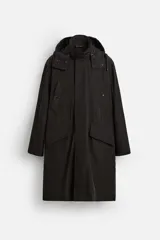 Trench negro relaxed fit confeccionado en tejido técnico ligeramente acolchado, con cuello alto y capucha desmontable, manga larga, bolsillos de vivo en pecho y de solapa en cadera, bajo con abertura en centro espalda y cierre frontal de cremallera oculta por solapa con botones a presión.