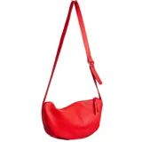 Cartera bandolera de cuero graneado color rojo, con forma de media luna y correa ajustable.