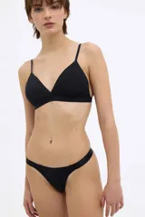 Bralette color beige con breteles finos y copas triangulares sin aro.