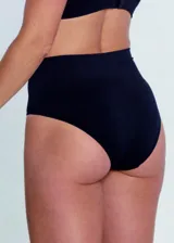 Bombacha modeladora de tiro alto color blanco, compuesta por microfibra de poliamida sin costuras, con faja de lycra en la cintura y forro 100% algodón.