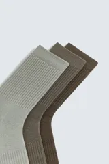 Pack de tres pares de calcetines tejidos en hilatura con mezcla de algodón y acabado en rib, en tonos marrón, gris topo y gris claro.